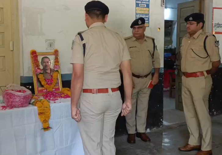 दतिया पुलिस ने दिवंगत प्रधान आरक्षक रमेश चन्द्र प्रजापति को दी श्रद्धांजलि