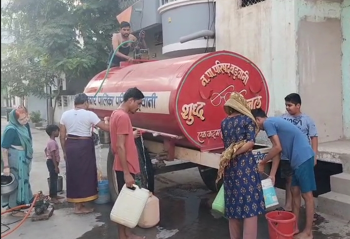 खुदाई के दौरान पेयजल लाइन क्षतिग्रस्त, वार्ड 20-21 में जल संकट