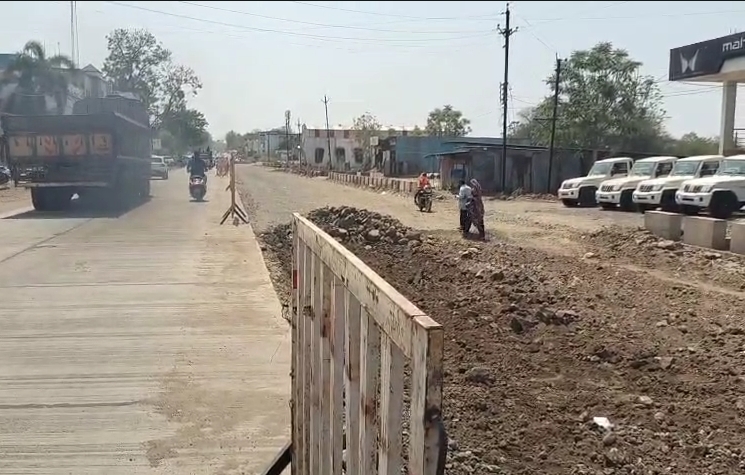 खबर का असर: अधूरी डिवाइडर सड़क का काम दोबारा शुरू