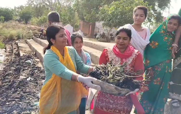 भुजरियां तालाब पर श्रमदान कर दिया जल संरक्षण का संदेश