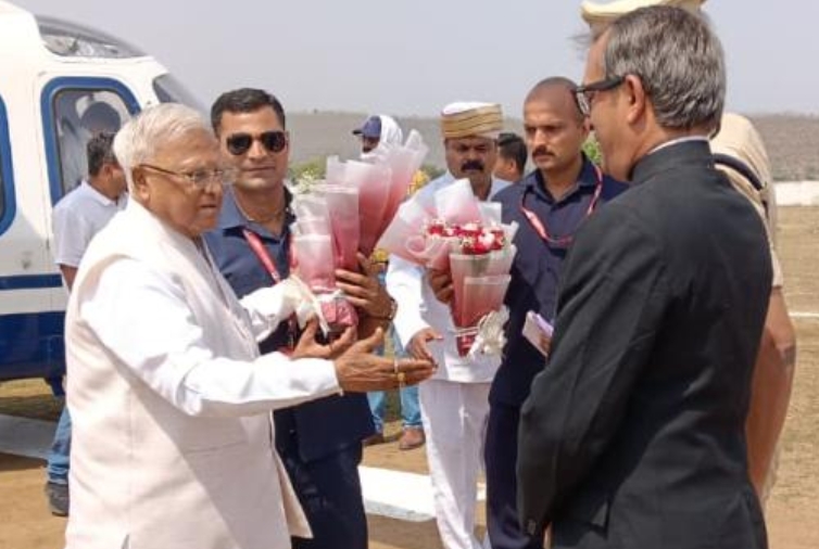 सौंसर हवाई पट्टी पर राज्यपाल मंगूभाई पटेल का हुआ भव्य स्वागत