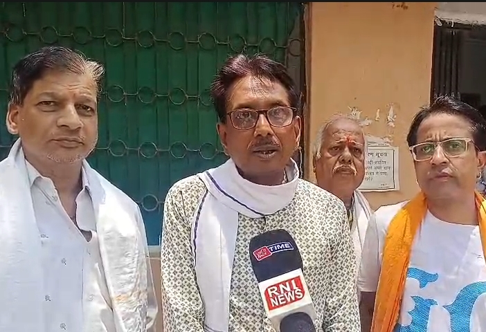 एमजी रोड की जर्जर सड़क से नाराज व्यापारी, 8 दिन में सुधार नहीं हुआ तो होगा आंदोलन