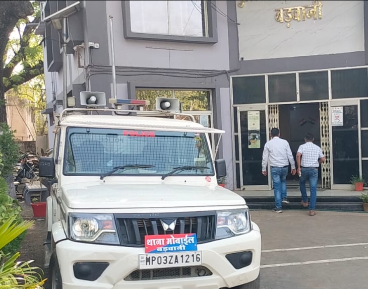बड़वानी में संदिग्ध खाद ट्रांसपोर्टिंग का मामला, किसानों ने उठाए सवाल