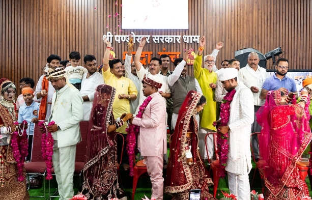 पण्डोखर धाम में 10 गरीब कन्याओं का सामूहिक विवाह संपन्न