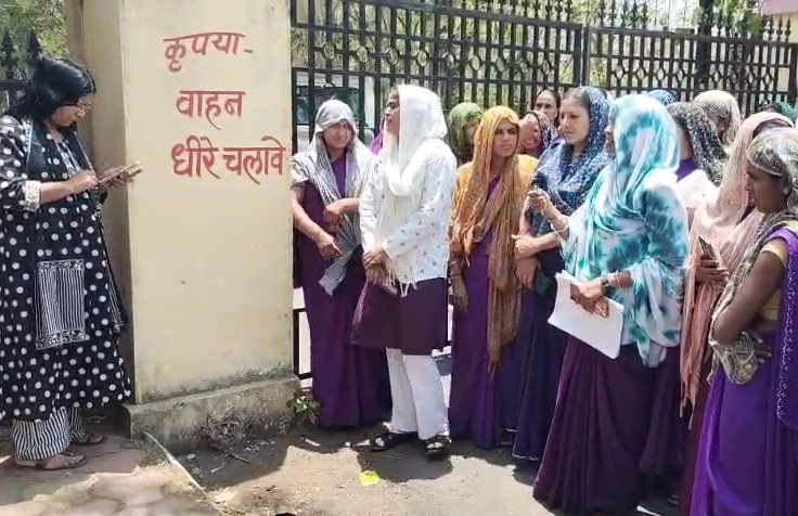 बड़वानी में आशा-ऊषा कार्यकर्ताओं का प्रदर्शन, बकाया भुगतान को लेकर कलेक्ट्रेट पर विरोध