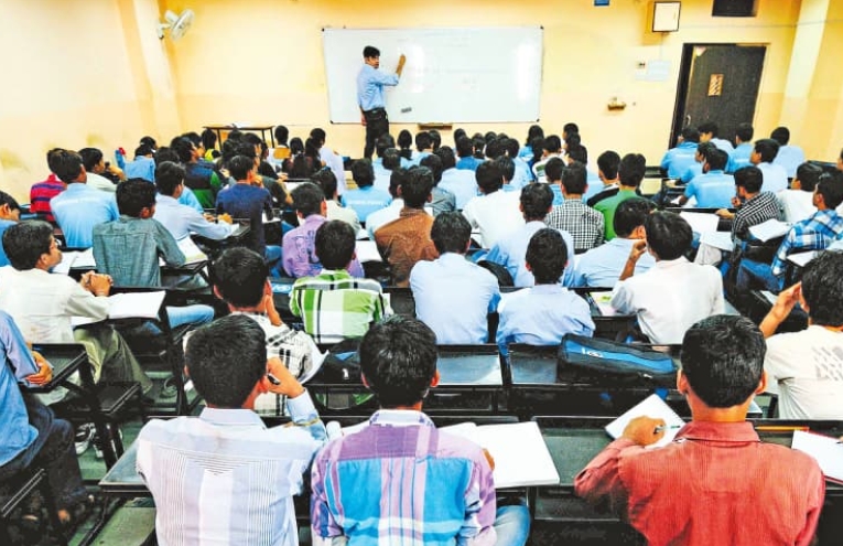 पलेरा में निजी कोचिंग सेंटरों पर उठे सवाल, सरकारी कर्मचारियों की भूमिका पर विवाद