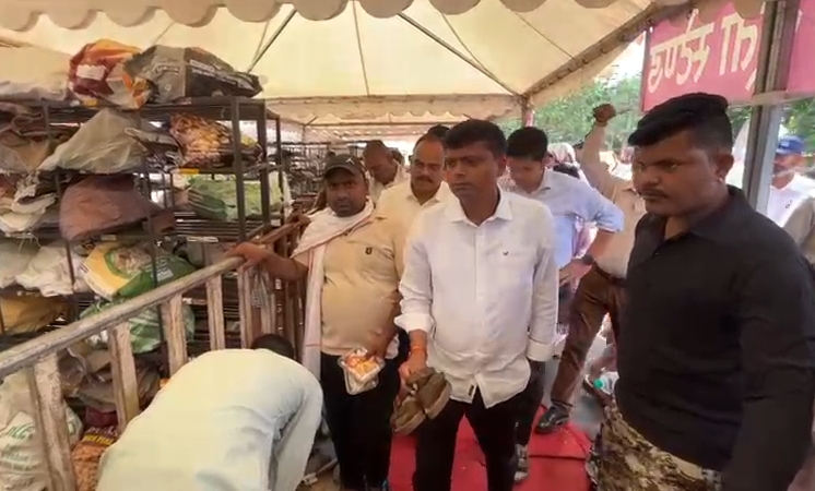 उज्जैन महाकाल मंदिर में आम श्रद्धालु बनकर पहुंचे कलेक्टर, व्यवस्थाओं का किया निरीक्षण