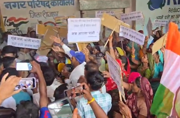 मक्सी में जल संकट को लेकर कांग्रेस का उग्र प्रदर्शन, नगर परिषद का किया घेराव