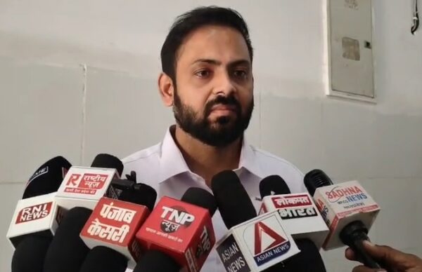 जमबुपानी गांव में सड़क नहीं, मुश्किलों भरी जिंदगी जीने को मजबूर ग्रामीण