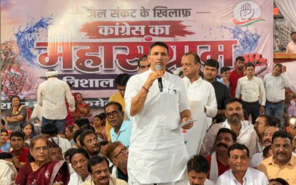 इंदौर में पेयजल संकट पर कांग्रेस का हल्लाबोल, सरकार के खिलाफ धरना प्रदर्शन