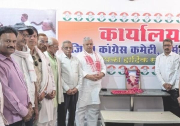 इटारसी में पंडित जवाहरलाल नेहरू की पुण्यतिथि पर कांग्रेस ने दी श्रद्धांजलि