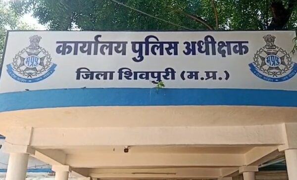 शिवपुरी के सेवड़ा गांव में दहशत, ग्रामीणों ने एसपी ऑफिस पहुंचकर लगाई गुहार