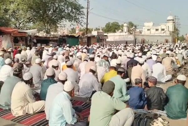 ईद-उल-अज़हा पर बुरहानपुर की ऐतिहासिक ईदगाह में उमड़ा जनसैलाब