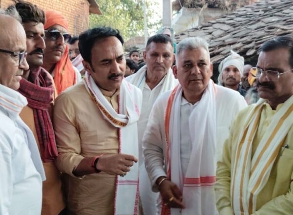 पन्ना कुआं हादसे के बाद पीड़ित परिवारों से मिले प्रभारी मंत्री, दिया हर संभव मदद का भरोसा