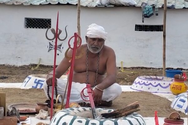 43 डिग्री गर्मी में अग्निकुंड के बीच बाबा की अनोखी तपस्या