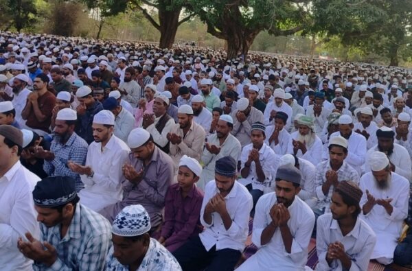 विदिशा में ईद-उल-अजहा पर ईदगाह में उमड़ी भीड़, अमन-चैन की मांगी दुआ