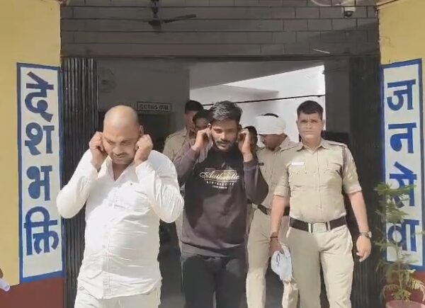 महिला से मारपीट मामले में पुलिस की कार्रवाई, चार आरोपियों का निकाला जुलूस