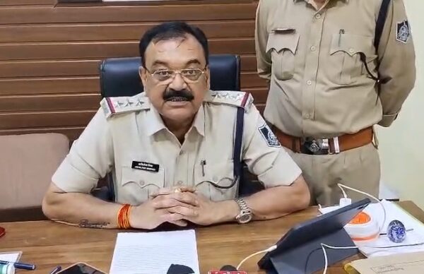 केले के खेत में छिपी गांजे की खेती का भंडाफोड़, पुलिस ने 50 हजार रुपए का माल जब्त किया