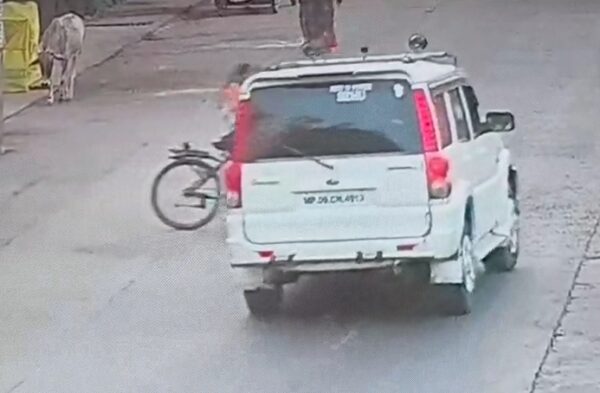 तेज रफ्तार स्कॉर्पियो की टक्कर में स्कूली छात्रा घायल, साइकिल क्षतिग्रस्त