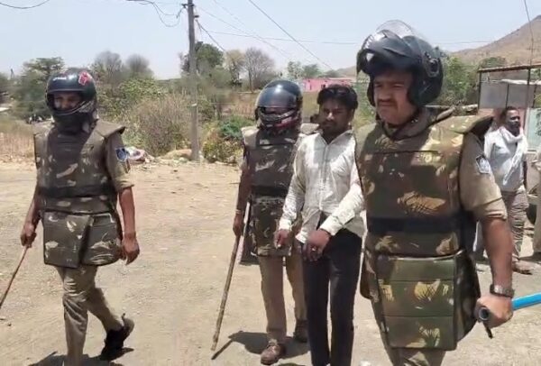 ट्रेंचिंग ग्राउंड निर्माण को लेकर आमलियापानी में विरोध, पुलिस बल की मौजूदगी में शुरू हुआ कार्य