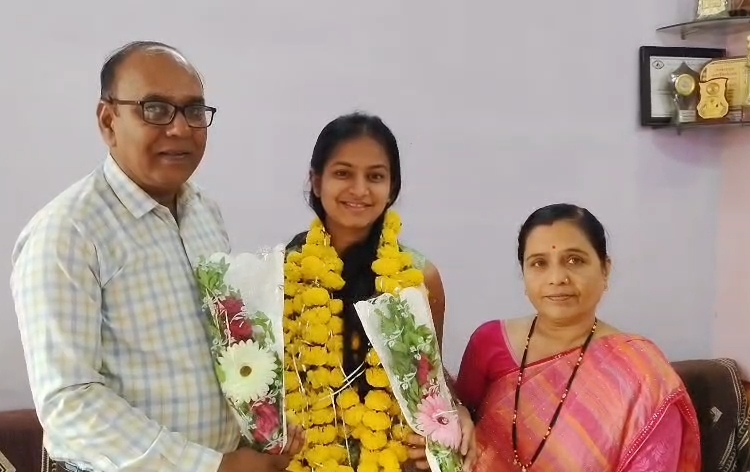 बहादरपुर की रुचिका पवार ने MBBS में प्रथम श्रेणी हासिल कर रचा इतिहास, साधारण परिवार से असाधारण सफलता तक का सफर