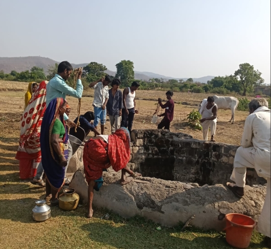 बैतूल के अंधेरबावड़ी गांव में गंभीर पेयजल संकट, 42 डिग्री की तपिश में प्यास से बेहाल ग्रामीण, कुएं के सहारे जीवन