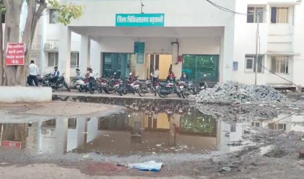 जिला अस्पताल में गंदगी का अंबार, कचरा और जलभराव से बिगड़े हालात