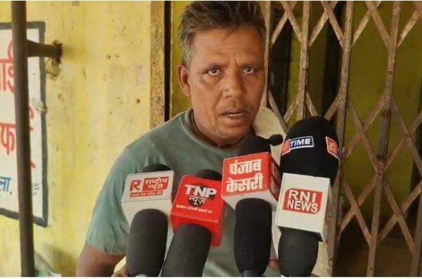 मुफ्त राशन के चावल पर बवाल, खराब गुणवत्ता देख ग्रामीणों ने लेने से किया इंकार
