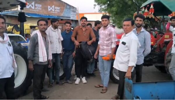 सोसाइटी केंद्रों पर किसानों की परेशानी बढ़ी, कर्मचारियों पर मनमानी के आरोप