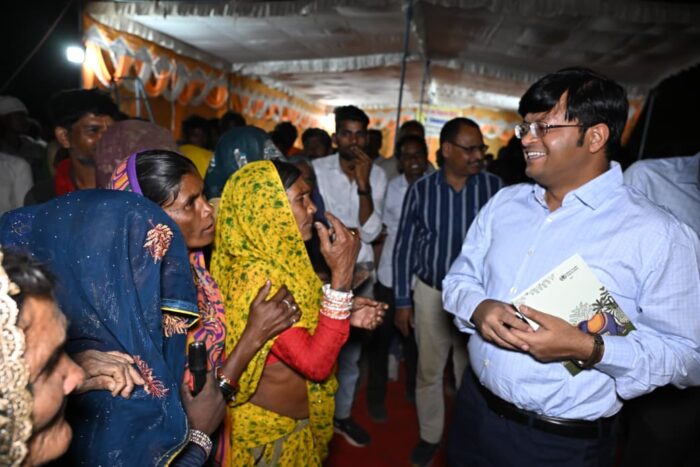 शिवपुरी में कलेक्टर अर्पित वर्मा की रात्रि चौपाल, गांव में रुककर सुनीं समस्याएं