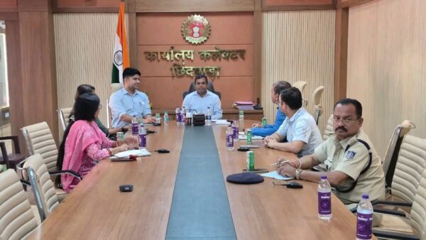 छिंदवाड़ा में कलेक्टर की संयुक्त बैठक, विभागीय योजनाओं की समीक्षा