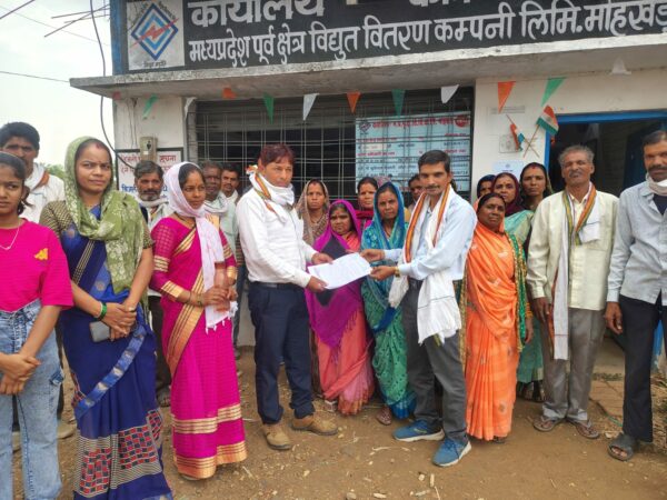 नवेगांव उदासी टोला में 40 वर्षों से बुनियादी सुविधाओं का अभाव, ग्रामीण पेयजल और बिजली संकट से परेशान