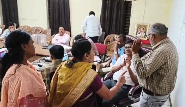 जनसुनवाई में हंगामा, नाली-सड़क की मांग पर महिलाओं का फूटा गुस्सा