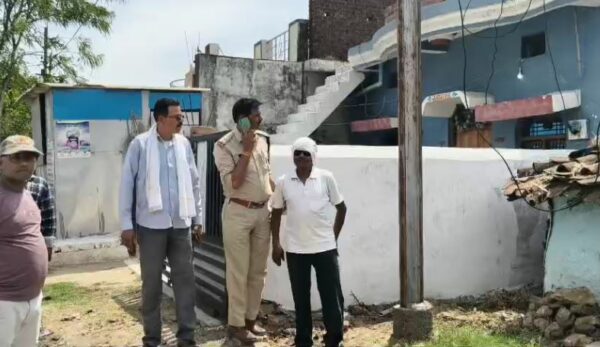 बिजली विभाग की लापरवाही, न्याय की मांग को लेकर ग्रामीणों का चक्काजाम