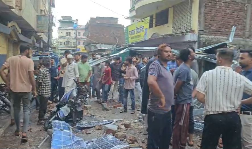 तेज आंधी-बारिश का कहर: उड़कर गिरा सोलर पैनल, दो घायल, मकानों में आई दरारें