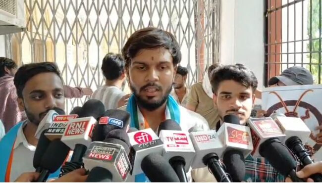 फीस वृद्धि के खिलाफ NSUI का प्रदर्शन, कुलपति कार्यालय के बाहर छात्रों का धरना