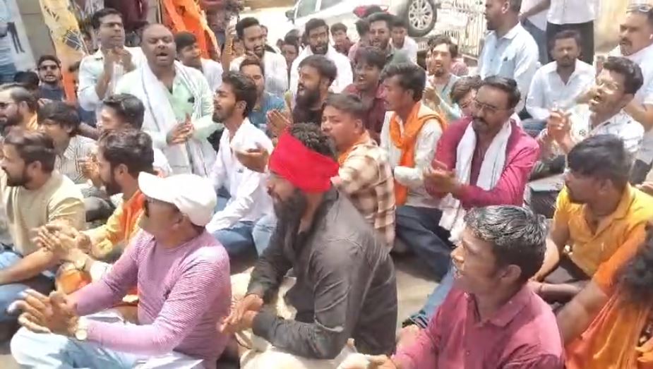छिंदवाड़ा कलेक्ट्रेट में अनोखा प्रदर्शन, हनुमान भक्तों ने किया हनुमान चालीसा का पाठ