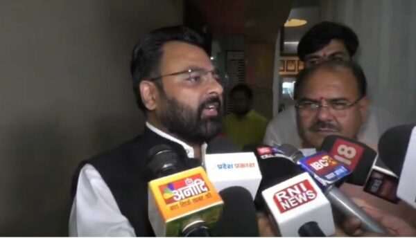 मध्य प्रदेश की सियासत गरमाई, कांग्रेस के 38 विधायक परिवार सहित बेंगलुरु रवाना