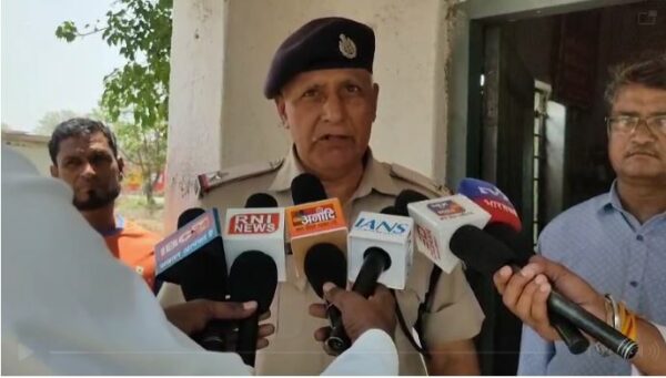 रेलवे फाटक पर चला सुरक्षा जागरूकता अभियान, 200 से अधिक लोगों को दिए गए सुरक्षा टिप्स