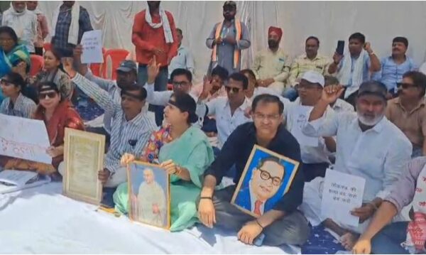 मीनाक्षी नटराजन का नामांकन निरस्त होने पर कांग्रेस का मौन धरना, चुनाव आयोग का पुतला फूंका
