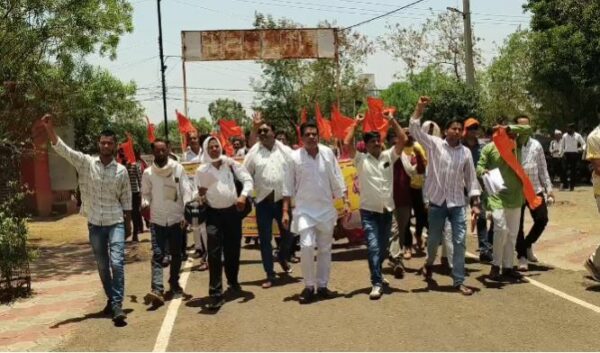 खाद संकट और ई-टोकन व्यवस्था को लेकर किसानों का प्रदर्शन, मुख्यमंत्री के नाम सौंपा ज्ञापन