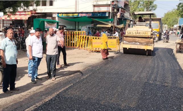 सीवरेज कार्य के बाद बदहाल सड़कों से मिलेगी राहत, बड़वानी में सड़क निर्माण कार्य शुरू