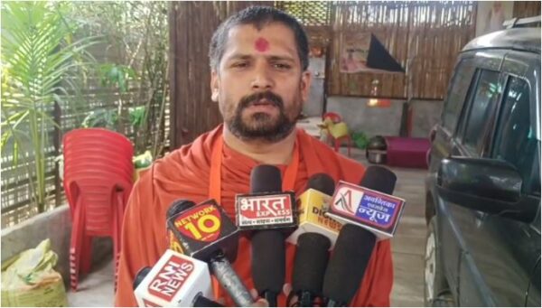 महामंडलेश्वर ज्ञानदास महाराज की कार पर हमला, पथराव में वाहन क्षतिग्रस्त