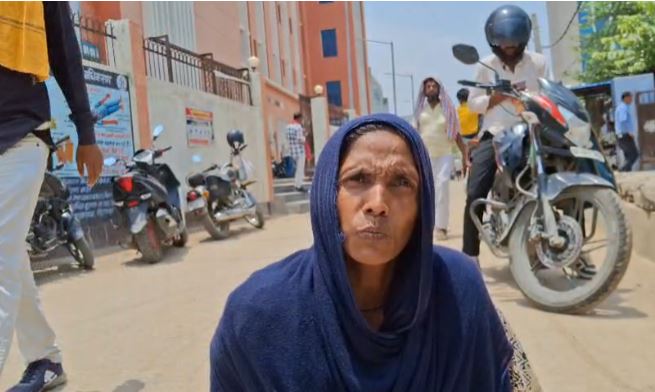 सासाराम में दिव्यांग महिला की बेबसी आई सामने, इलाज के लिए अस्पताल में रेंगते हुए पहुंची भारती कुमारी