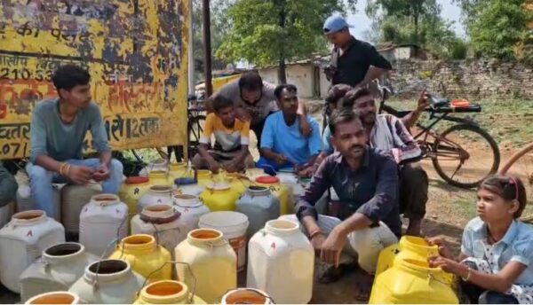 पन्ना में गहराया जल संकट, 100 से अधिक परिवार एक बोरवेल के सहारे