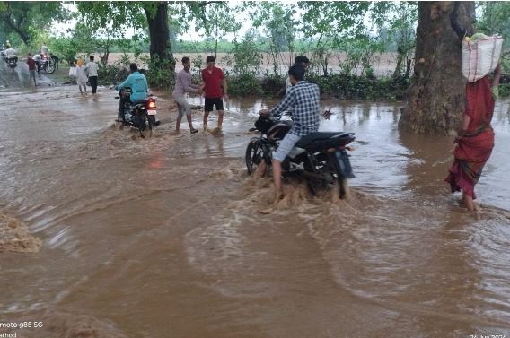 उफनते नाले के बीच जिंदगी की जंग!डालमहू मार्ग, प्रशासन पर उठे सवाल