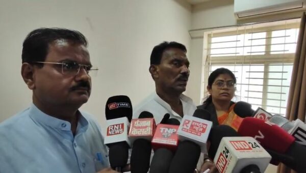 प्राकृतिक आपदा प्रभावित किसानों के बीच पहुंचे प्रभारी मंत्री, 4 दिन में सर्वे पूरा करने के निर्देश