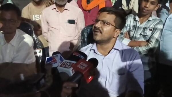 जिला स्तरीय रात्रि चौपाल आयोजित, ग्रामीणों की समस्याएं सुन अधिकारियों ने दिए समाधान के निर्देश