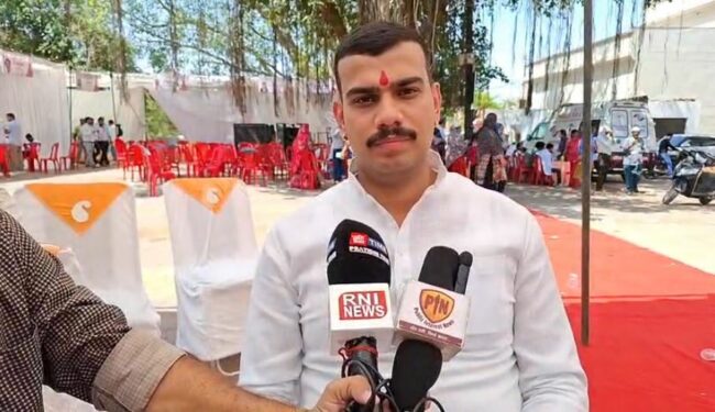 समाजसेवी ने लगाया निशुल्क स्वास्थ्य शिविर, सैकड़ों लोगों ने कराई जांच