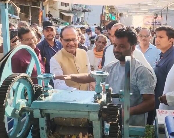 विदिशा में केंद्रीय मंत्री शिवराज सिंह चौहान ने स्ट्रीट वेंडरों से किया संवाद